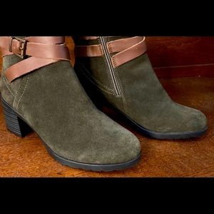 SKECHERS Suede Boot Size 7 *LIKE NEW*